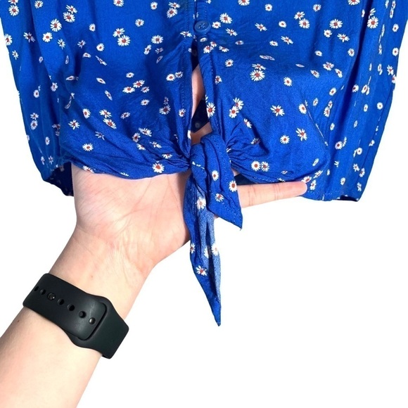 BeachLunchLounge Blue Daisy Floral Front Knot Tie Shirt Size Small - Picture 13 of 15